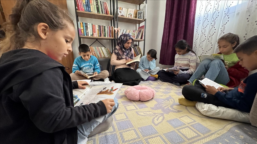 Kütüphaneye dönüştürdüğü kulübenin ardından köy evinde de çocukları kitap okumaya teşvik ediyor