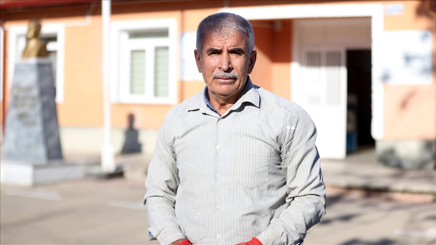 Depremzede babanın renkli fırçası çocuklara umut oluyor