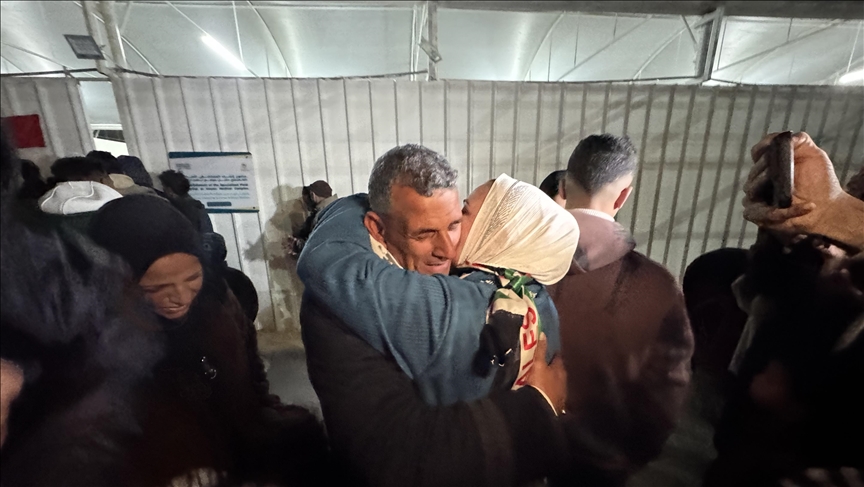 عودة فلسطينيين لغزة.. فرحة يبددها الفقد وتثقلها ساعات الانتظار 