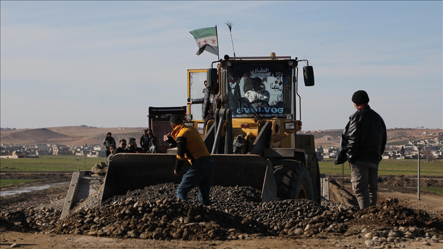 YPG'nin Aynularab'ın Şuyuk beldesinde patlattığı köprüyü halk kendi imkanlarıyla onarıyor
