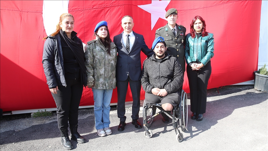 MSB'nin girişimleriyle afetzede genç kız, kendisine parka veren albayla buluştu