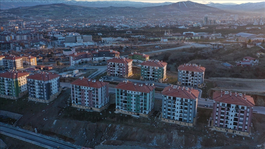 Elazığ'da evleri yıkılan depremzedeler TOKİ konutlarında güvenle oturuyor