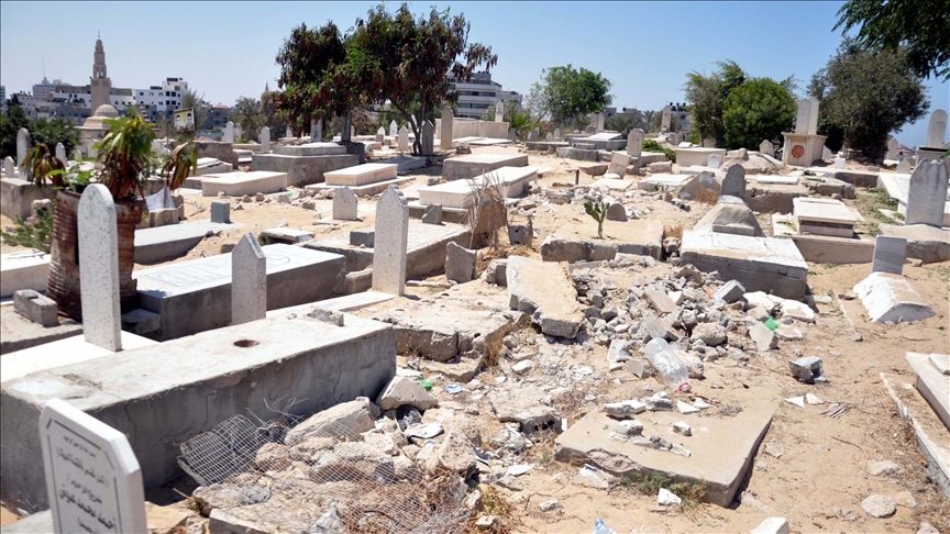 إسرائيل تدمر جزءا من مقبرة بغزة لجنود سقطوا بالحربين العالميتين