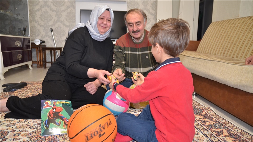 İki çocuğun ardından depremzede küçük Mikail'in de "koruyucusu" oldular
