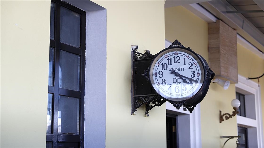 Malatya'da "asrın felaketi"nde duran saat 04.17'yi gösteriyor