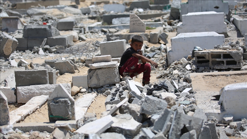 The Guardian: İsrail, Gazze'deki savaş mezarlığının bir kısmını buldozerlerle tahrip etti