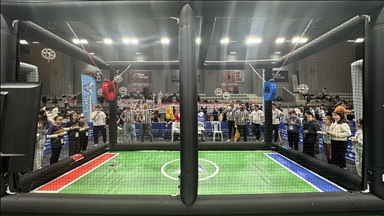 İstanbul'da yapılan dron futbolu maçlarında öğrenciler kıyasıya yarıştı