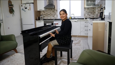 Protezle ayağa kalkan Fatma, azmiyle hem derslerinde hem piyanoda başarısını sürdürüyor