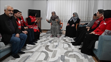 Depremzede Ensar Taşhan ve ailesi, kendilerini hayata bağlayan Kızılay ekibiyle buluştu