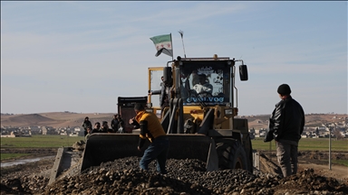 سوريا.. أهالي بلدة الشيوخ يرممون جسرا دمره "قسد" للعودة إلى ديارهم