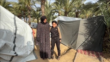 Израелските напади му го одзедоа говорот, но палестинско момче со мајка си ја продолжува борбата за живот