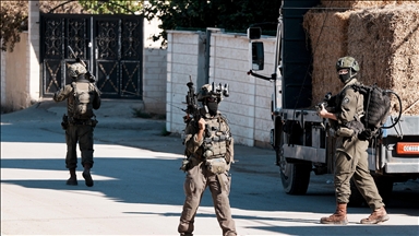 الضفة.. إسرائيل تعتقل 32 فلسطينيا بينهم طفل وأسرى محررون