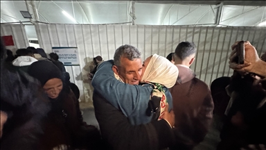 عودة فلسطينيين لغزة.. فرحة يبددها الفقد وتثقلها ساعات الانتظار 