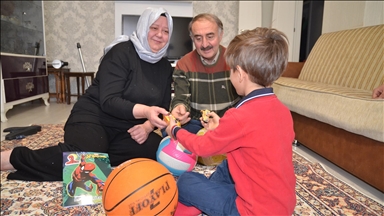 İki çocuğun ardından depremzede küçük Mikail'in de "koruyucusu" oldular
