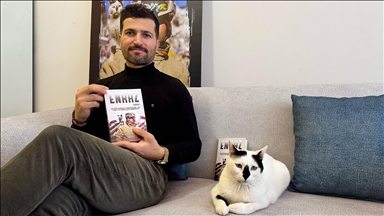 Enkazdan çıkararak sahiplendiği kedi ile dostluğunu kitaplaştırdı