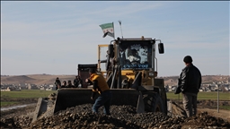 سوريا.. أهالي بلدة الشيوخ يرممون جسرا دمره "قسد" للعودة إلى ديارهم