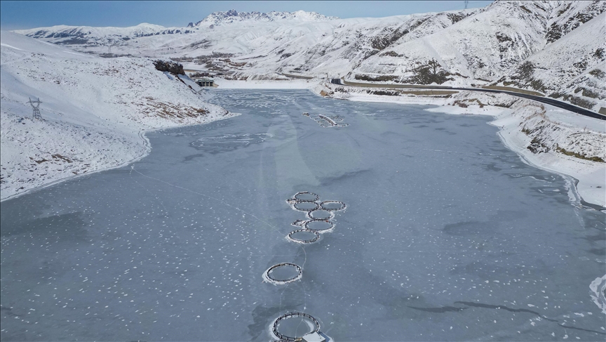Bendava Zernekê ya li Wanê ku rûyê wê cemed girt bi dronê hat kişandin