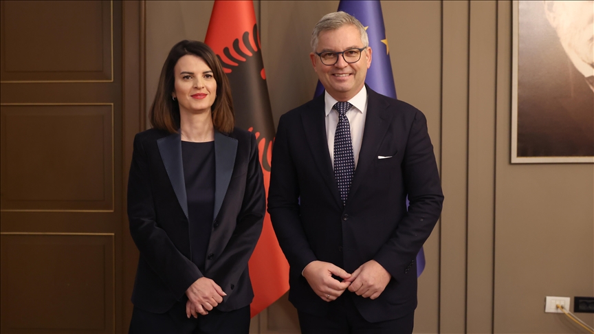 Komisioneri i BE-së për Çështjet e Brendshme dhe Migracionin vizitë në Shqipëri, takon ministren Koçiu