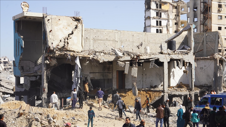 غزة.. الجيش الإسرائيلي يصيب فلسطينيا ويدمر بناية سكنية ويشرد سكانها