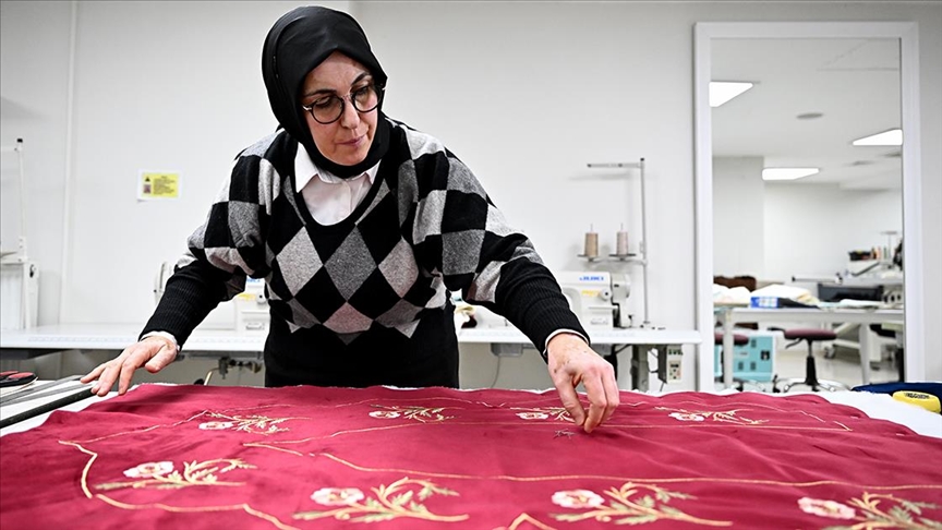 Depremde iş yeri yıkılan usta öğretici, TDV'nin "İyilik Atölyesi"nde mesleğine döndü