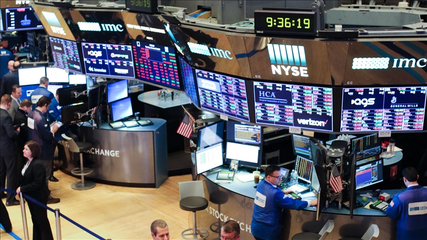 US stocks close lower as tech sector slides