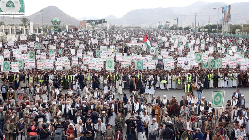 اليمن.. عشرات الآلاف يتظاهرون دعما لغزة وتضامنا مع إيران