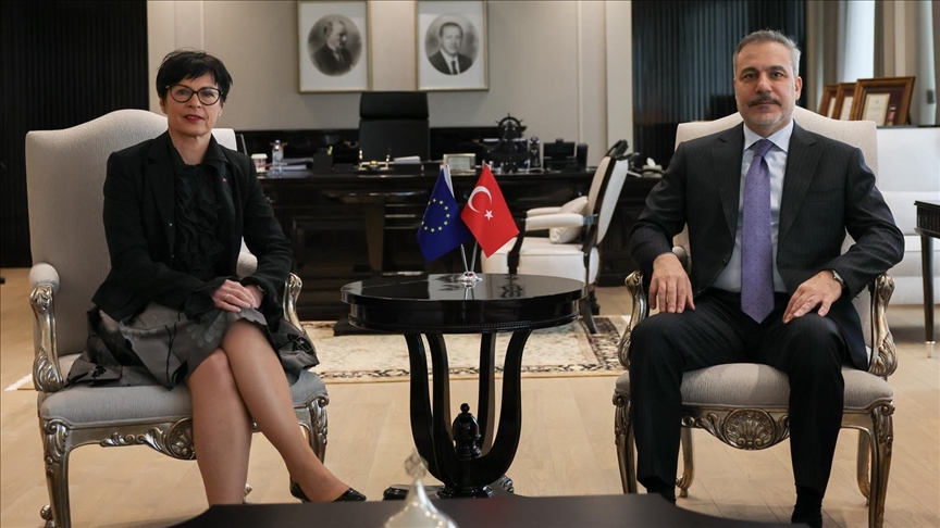 Wezîrê Karên Derva Fîdan bi Endama Berbirsyara Berfirehkirinê ya Komîsyona YEyê Kosê ra axivî