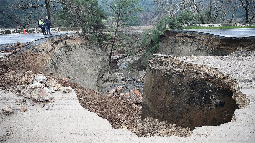 İzmir'de şiddetli yağış nedeniyle Selçuk-Aydın kara yolunda çökme meydana geldi