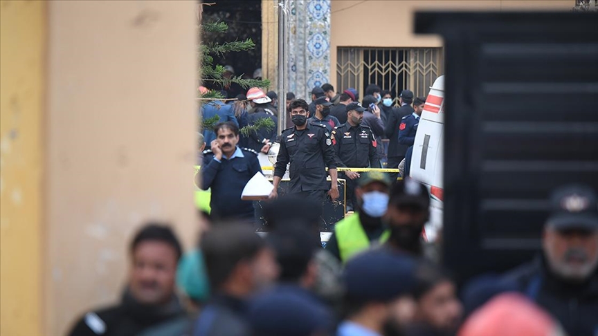 Pakistan'da cuma namazı sırasında camide meydana gelen patlamada en az 31 kişi hayatını kaybetti