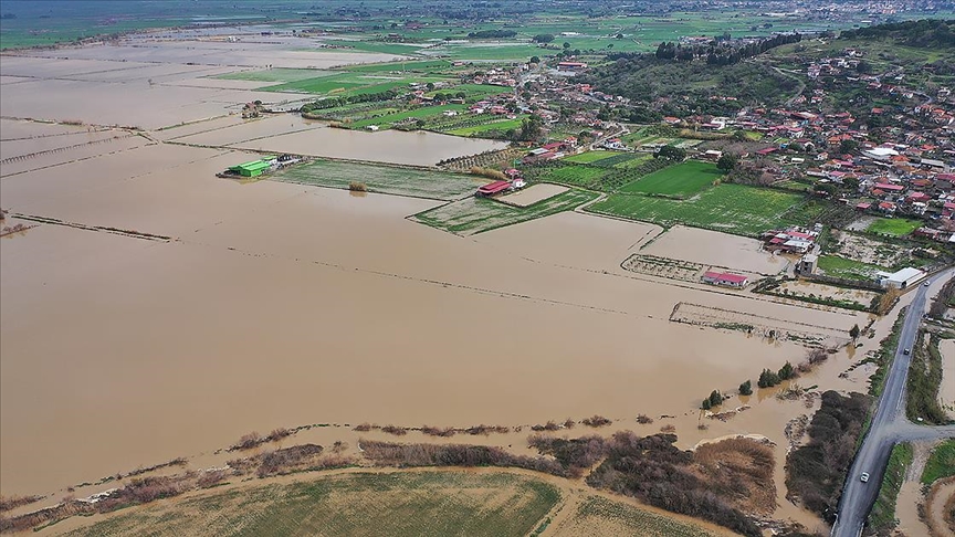 Aydın'da Büyük Menderes Nehri taştı, ekili alanlar su altına kaldı
