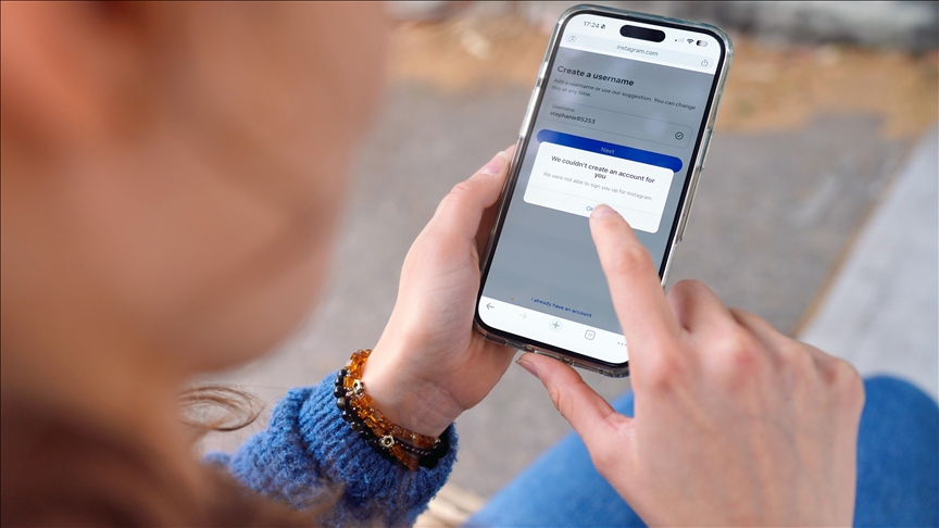 Majority of Greeks support social media ban for children under 15: Survey