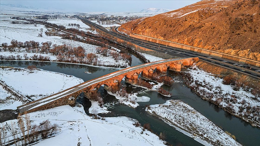 Erzurum'da çevresi karla kaplanan 728 yıllık tarihi köprü güzel görüntü oluşturdu