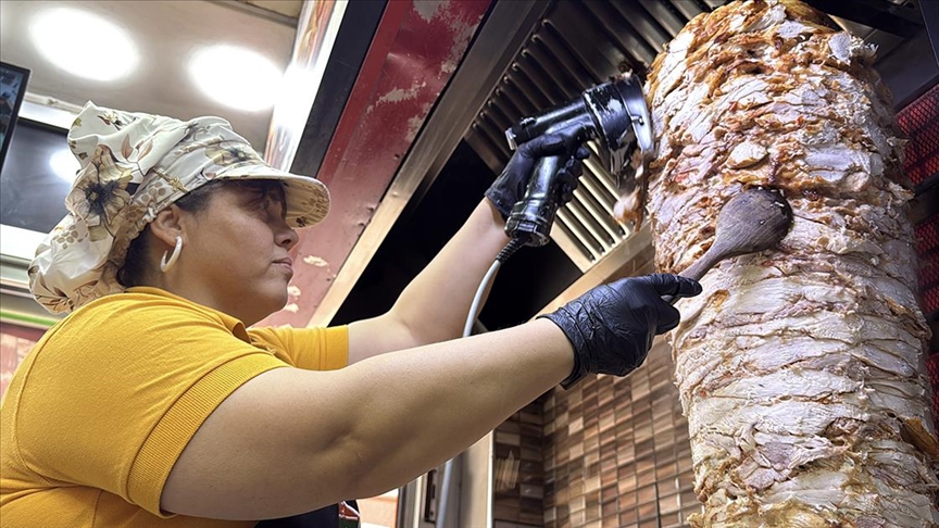 Hataylı depremzede kadın Aydın'da döner ustası oldu