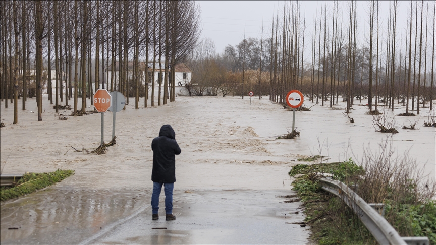 Stuhia godet Spanjën jugore  mijëra të evakuuar dhe ndërprerje të transportit