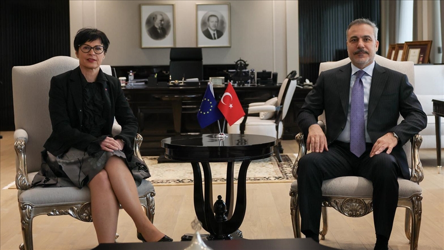 Ministri i Jashtëm turk takohet me Komisioneren e BE-së për Zgjerim