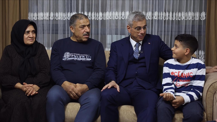 Sağlık Bakanı Memişoğlu, Hatay'da depremzede Gümüş ailesini ziyaret etti