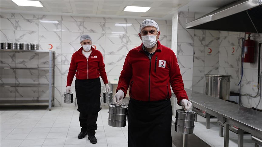 Depremzede aşçı Bayburt'ta Kızılaya gönüllü destek sunuyor