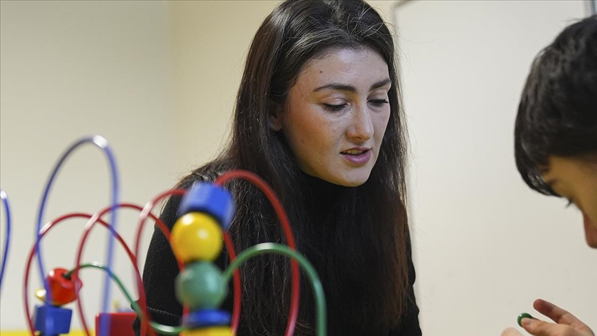 Depremde kızını kaybeden öğretmen, evlat acısını özel gereksinimli öğrencilerle hafifletiyor