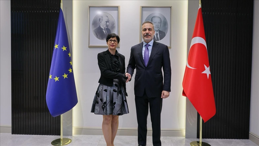 Turkish foreign minister meets EU enlargement commissioner