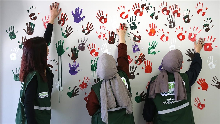 Yeşilay gönüllüleri "bağımsızlık duvarı"yla bağımlılığa "Dur" diyor