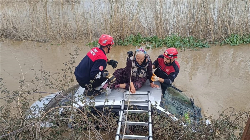 İzmir'de suların içinde otomobilde mahsur kalan 2 kişi kurtarıldı
