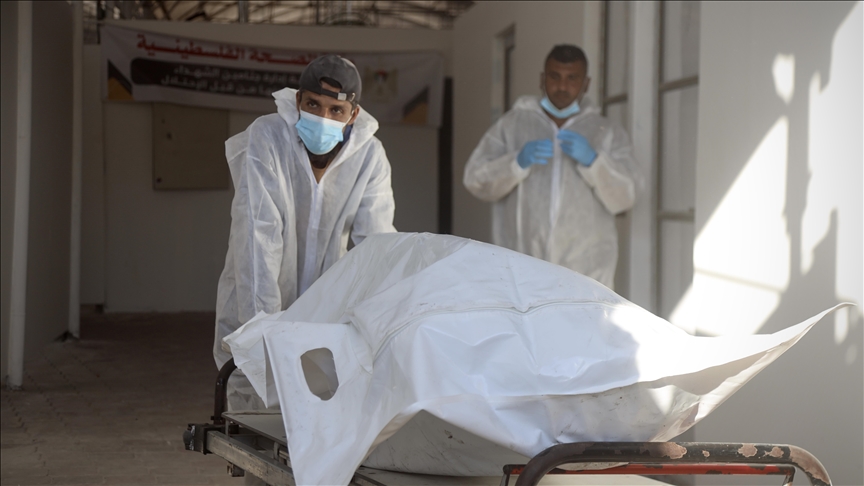 بشاشة عرض.. صحة غزة تخصص آلية للتعرف على رفات 15 فلسطينيا