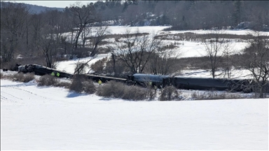 Teretni voz iskočio iz šina u Connecticutu, vagoni završili u rijeci