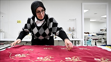 Depremde iş yeri yıkılan usta öğretici, TDV'nin "İyilik Atölyesi"nde mesleğine döndü