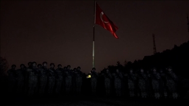 Mehmetçik, 6 Şubat depremlerinde hayatını kaybedenler için saygı duruşunda bulundu