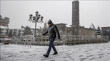 Hafta sonu yurdun batısı yağmurlu, doğusu kar yağışlı geçecek