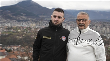 Hataylı depremzede, kendisini enkazdan kurtaran Boşnak arama kurtarma ekipleriyle 3 yıl sonra buluştu