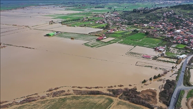 Aydın'da Büyük Menderes Nehri taştı, ekili alanlar su altına kaldı