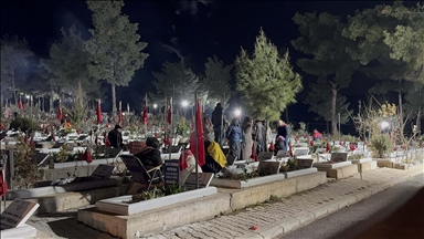 Kahramanmaraş'ta depremlerin üçüncü yılında mezarlık ziyaretleri geceden başladı