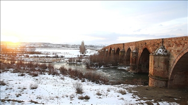 Erzurum'da çevresi karla kaplanan 728 yıllık tarihi köprü güzel görüntü oluşturdu